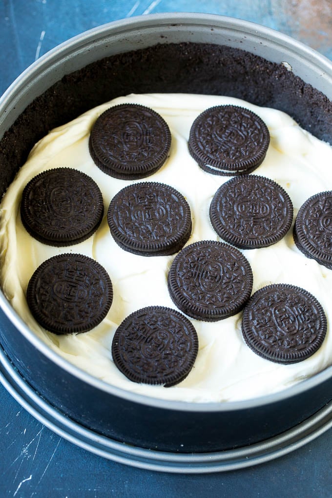 Capas de pastel de queso sin hornear y Oreos en un molde desmontable.