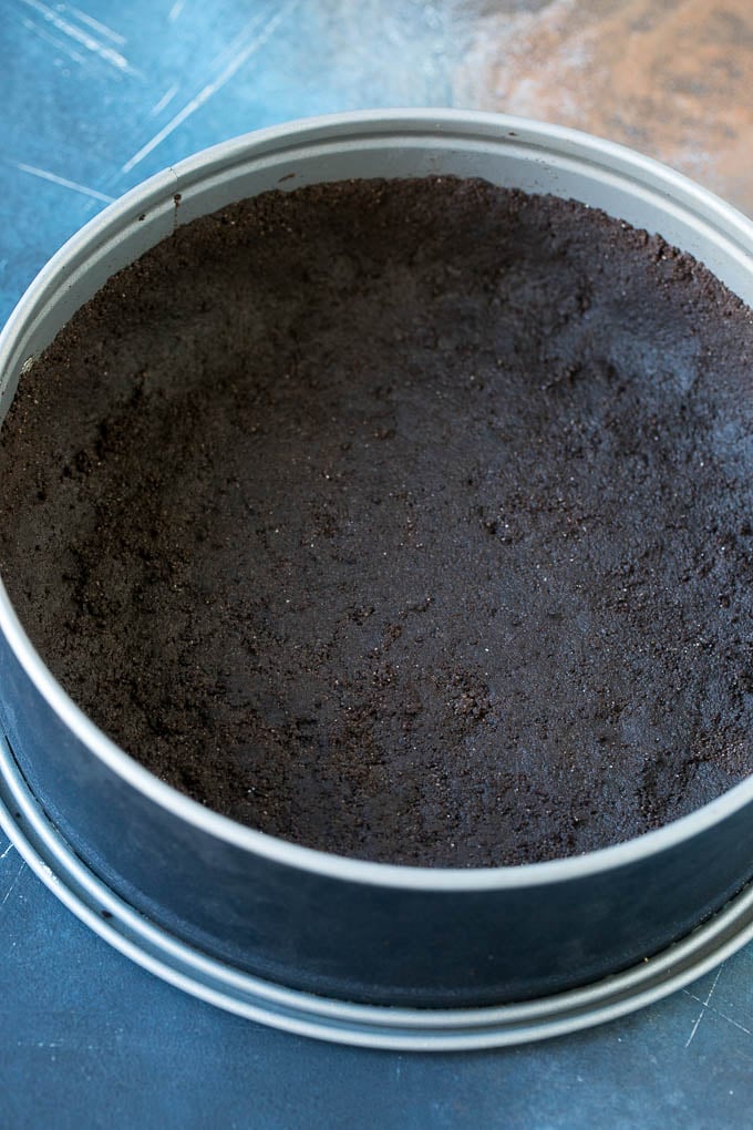Una base de Oreo sin hornear en un molde desmontable.