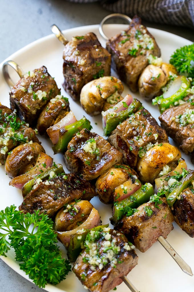 Brochetas de bistec con mantequilla de ajo