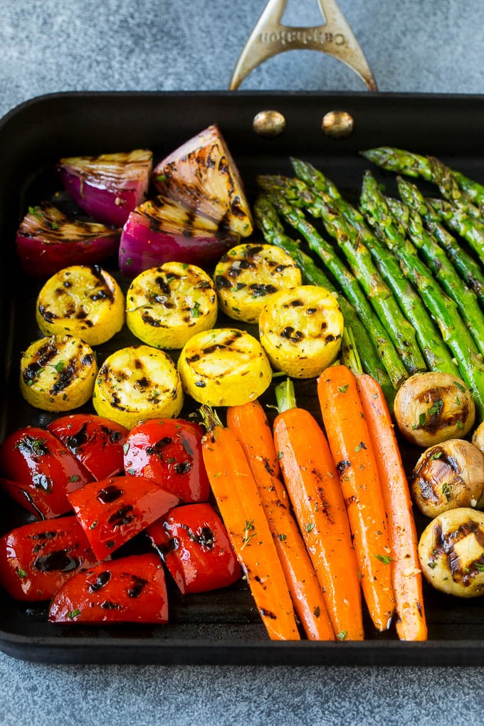 Una sartén para grill con una variedad de verduras cocidas.