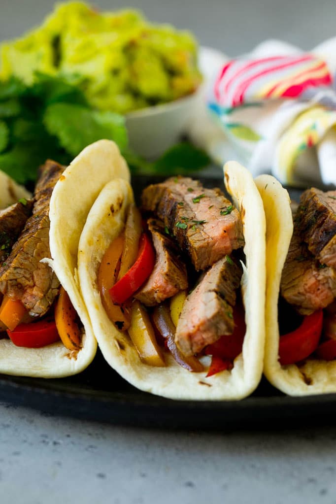 Tortillas rellenas de bife y pimientos y cebollas salteados.