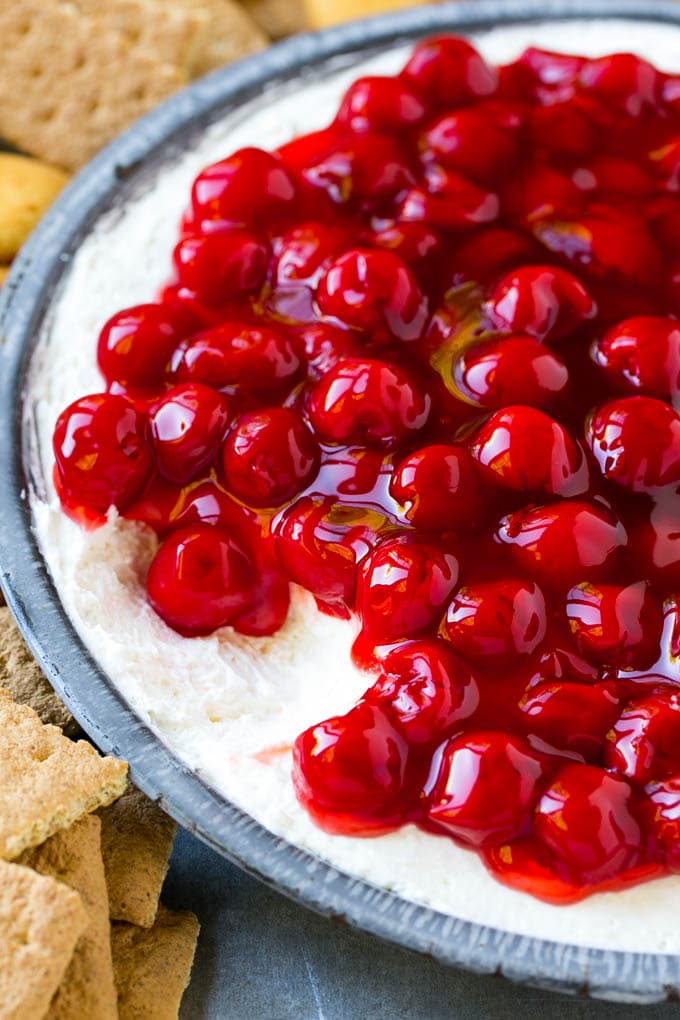 Un plato de salsa de cereza para tarta de queso sin un lado.