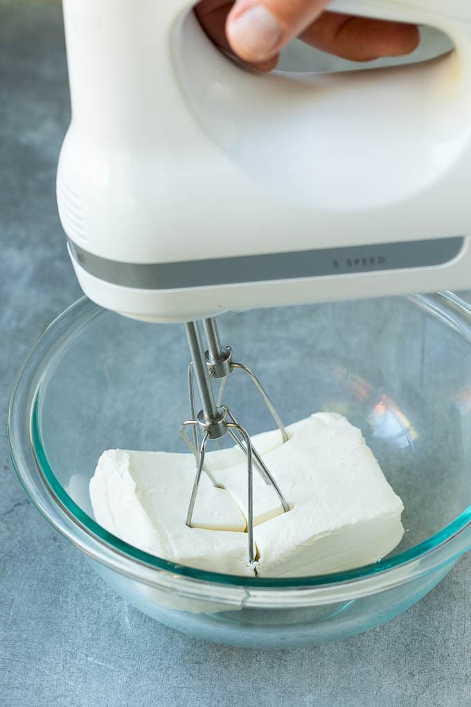 Una batidora en un bloque de queso crema.