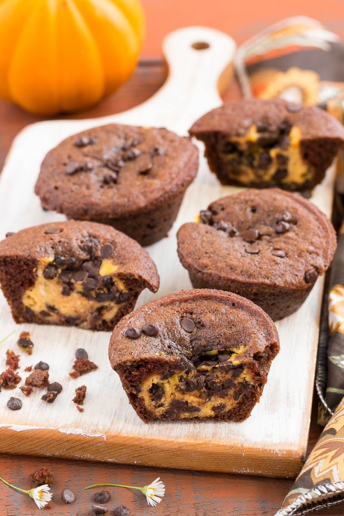 Un rico muffin de chocolate con un corazón sorpresa de chispas de chocolate y tarta de queso de calabaza.
