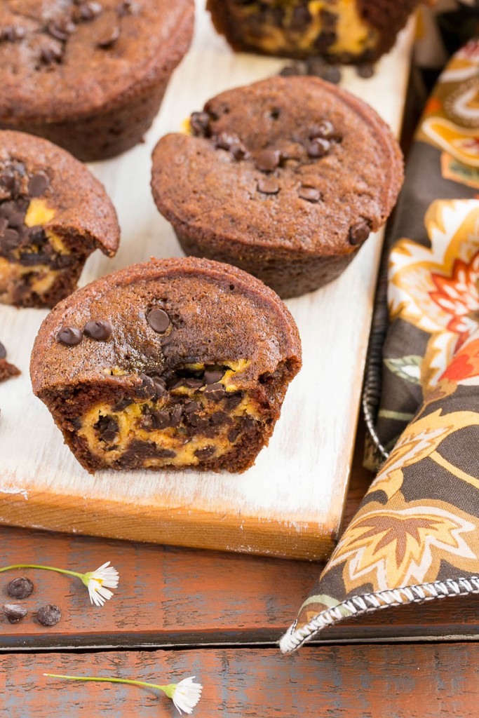 Un rico muffin de chocolate con un corazón sorpresa de chispas de chocolate y tarta de queso de calabaza.