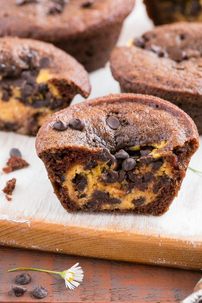 Un rico muffin de chocolate con un corazón sorpresa de chispas de chocolate y tarta de queso de calabaza.