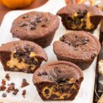 Un rico muffin de chocolate con un corazón sorpresa de chispas de chocolate y tarta de queso de calabaza.