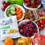 ¡Con el comienzo del año escolar, la vida está más ocupada que nunca!  Comparto formas en las que mantengo a mis hijos alimentados para la escuela y las actividades con refrigerios rápidos y fáciles.