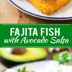 Este pescado fajita se cocina a la perfección crujiente y se cubre con una salsa colorida y refrescante de aguacate.  ¡Una cena rápida y sencilla que disfrutará toda la familia!