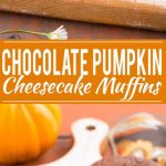Un rico muffin de chocolate con un corazón sorpresa de chispas de chocolate y tarta de queso de calabaza.